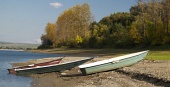 Tři loďky na břehu