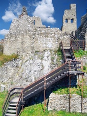 Interiér a schody na hradě Beckov