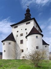 Masivní nárožní bašty Nového zámku v Banské Štiavnici na Slovensku