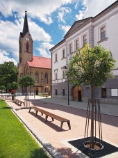 Kostel a župní dům v Dolním Kubíně