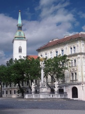 Morový sloup a katedrála v Bratislavě