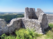 Zničené zdi Čachtického hradu během léta
