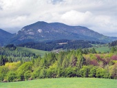 Krajina s kopcem Lômy nedaleko od Bobrovníka