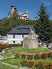 Socha P. O. Hviezdoslava a Oravský hrad