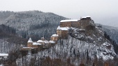 Všechny budovy Oravského hradu během zimy