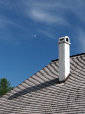Šindelová střecha s komínem a měsícem na obloze