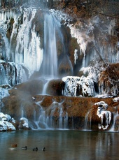 Vodopád v obci Lúčky během zimy