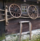 Stěna dřevěnice s tradičními venkovskými nástroji