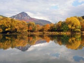 Kopec nazývaný Šíp a řeka Váh na podzim