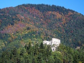 Likavský hrad v hlubokém lese na Slovensku