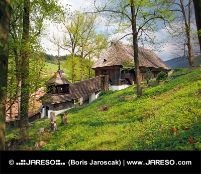 Dřevěný UNESCO kostelík v obci Leštiny na Slovensku