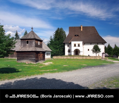 Dřevěná věž a zámeček v Pribylině na Slovensku