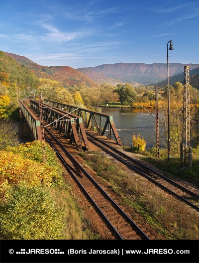Železniční most během podzimu