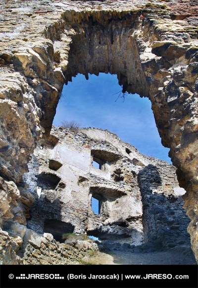 Zřícenina interiéru Likavského hradu na Slovensku