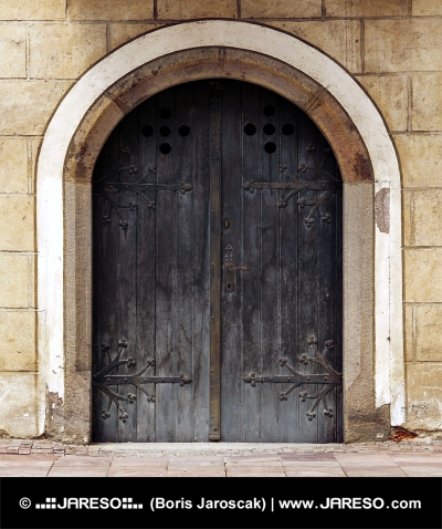 Masivní historické dveře