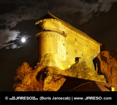 Oravský hrad během noci
