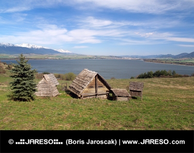 Keltské domy na kopci Havránok na Slovensku
