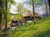 Dřevěný UNESCO kostelík v obci Leštiny na Slovensku