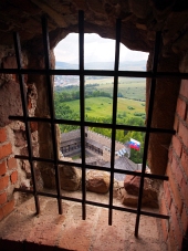 Pohled přes zamřížované okno z hradu Stará Ľubovňa