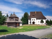 Dřevěná věž a zámeček v Pribylině na Slovensku