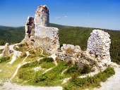 Ruiny opevnění Čachtického hradu během léta