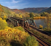 Železniční most v pestrobarevné přírodě