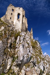 Kaple hradu Beckov na strmém bralu vysokém 50 metrů
