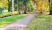 Pestrobarevný podzimní park a turistický chodník