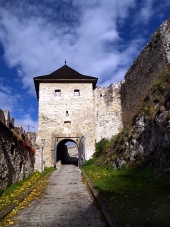 Hlavní vstupní brána do Trenčínského hradu během podzimu