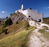 Ruiny Čachtického hradu na skalnatém kopci