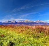 Pestrobarevný pohled na vrcholky Vysokých Tater v dálce