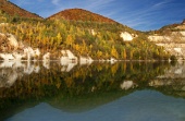 Zrcadlení kopců v hlubokém jezeře