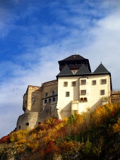 Trenčínský hrad na podzim a modrá obloha