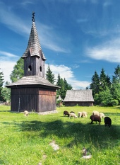 Dřevěná zvonice ve skanzenu Pribylina na Slovensku