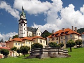 Kostel a kašna ve městě Kremnica