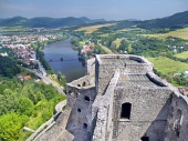 Letecký pohled z věže hradu Strečno na Slovensku