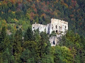 Zřícenina hradu Likava ukrytá hluboko v lese na Slovensku