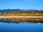 Odraz Roháčů ve vodě během podzimu na Slovensku