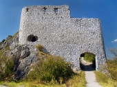 Opevnění vstupní brány Čachtického hradu