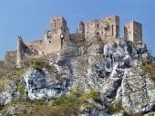 Letní pohled na ruiny hradu Strečno