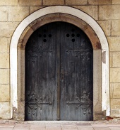 Masivní historické dveře