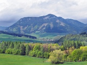 Krajina s kopcem Pravnáč nedaleko obce Bobrovník