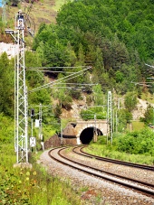Železniční trať s tunelem při Šútově
