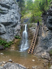 Vodopád a žebřík v Kvačianské údolí