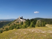 Čachtický hrad na kopci v dálce