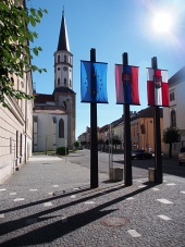 Kostelní věž a vlajky v Levoči