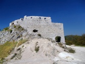 Masivní opevnění hradu Čachtice