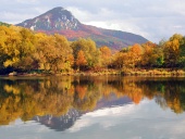 Pohoří Šípské Fatry a řeka Váh na podzim