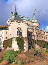 Kaple Bojnického zámku na podzim