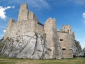 Vnitřní nádvoří a zřícenina hradu Beckov